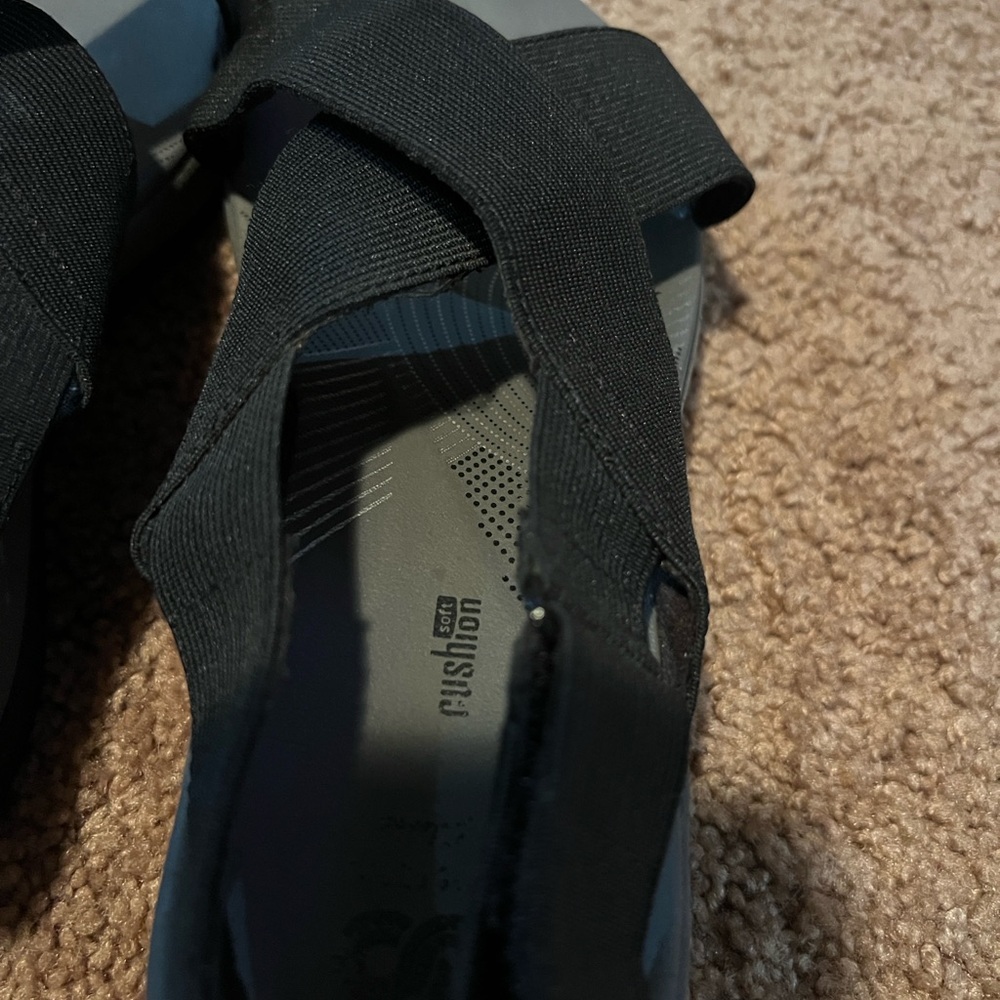 Clark’s Cloudstepper Black Crisscross Sandals - image 6